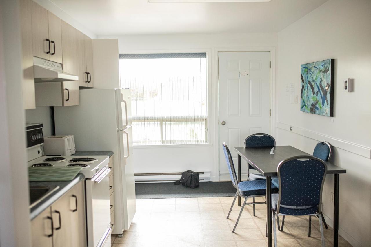 Motel Et Condo Chez Charley Sainte-Anne-de-Beaupré Exteriör bild