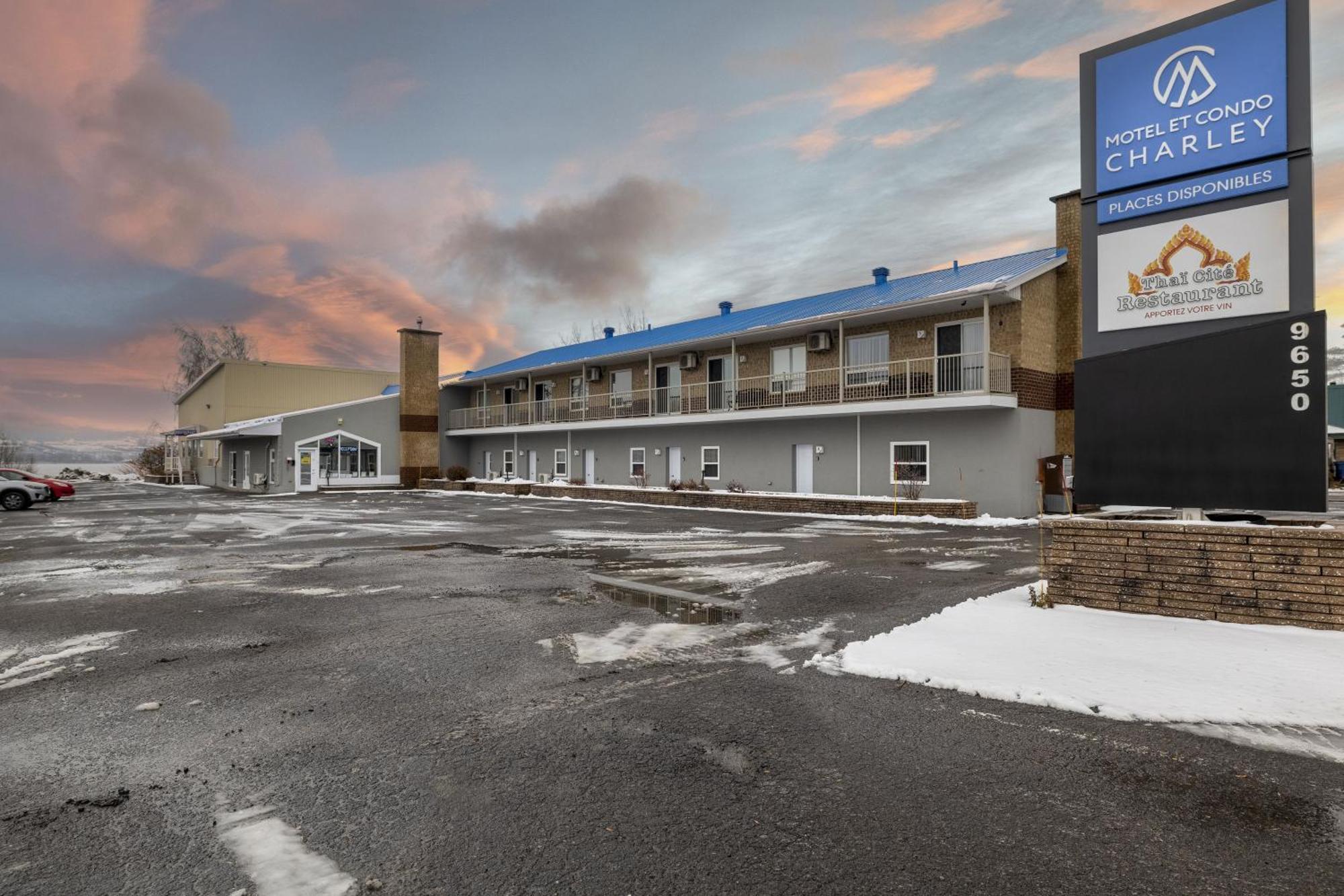 Motel Et Condo Chez Charley Sainte-Anne-de-Beaupré Exteriör bild