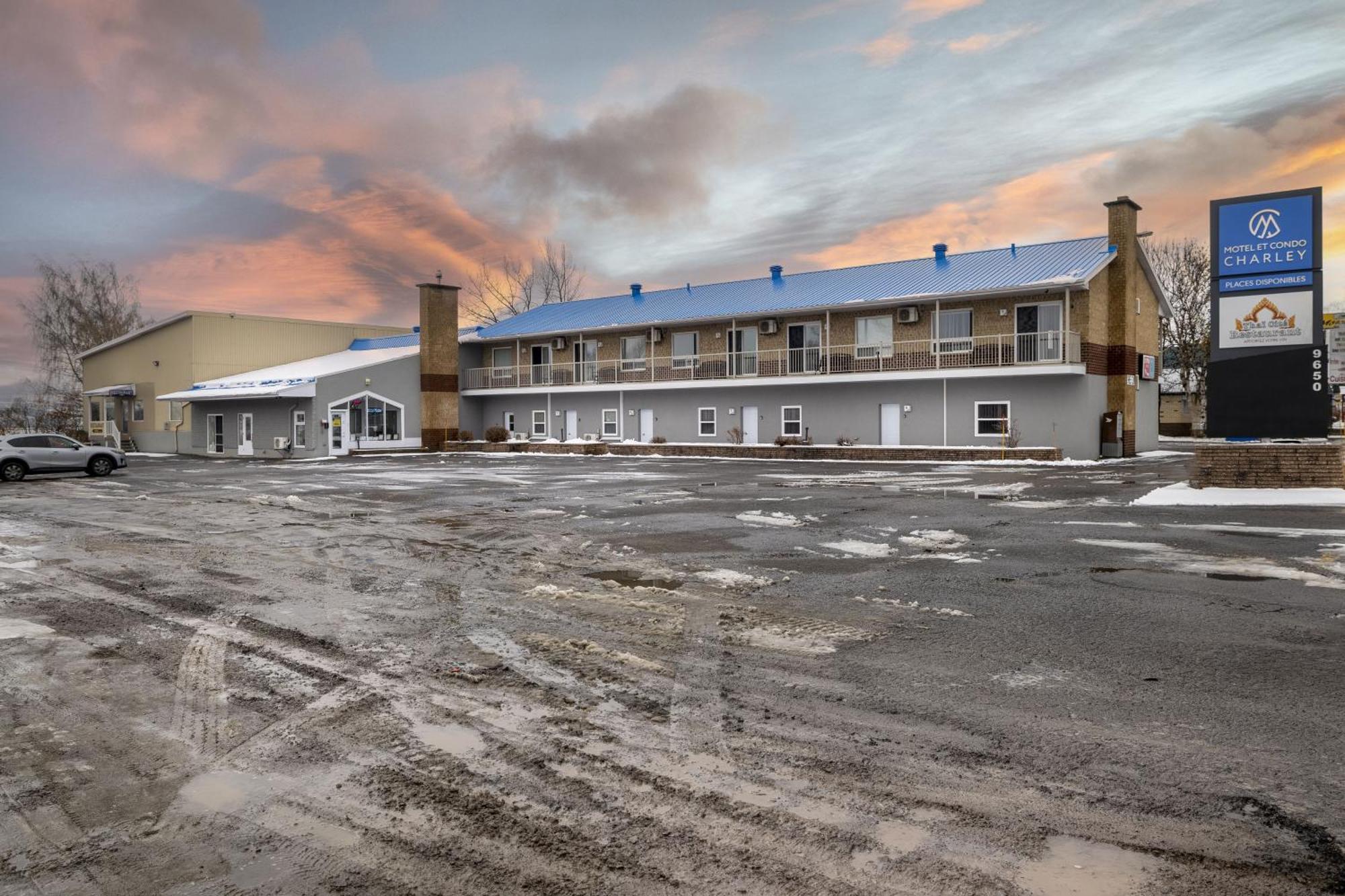 Motel Et Condo Chez Charley Sainte-Anne-de-Beaupré Exteriör bild