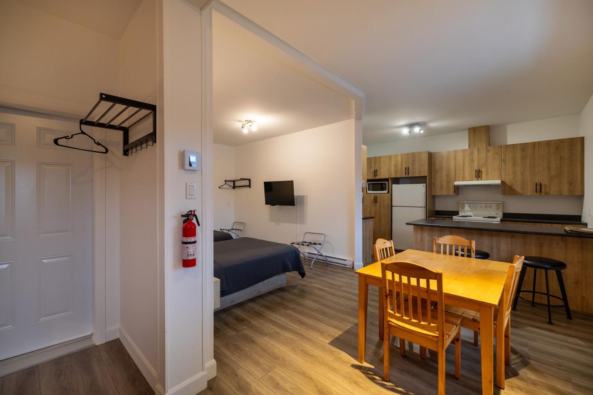 Motel Et Condo Chez Charley Sainte-Anne-de-Beaupré Exteriör bild