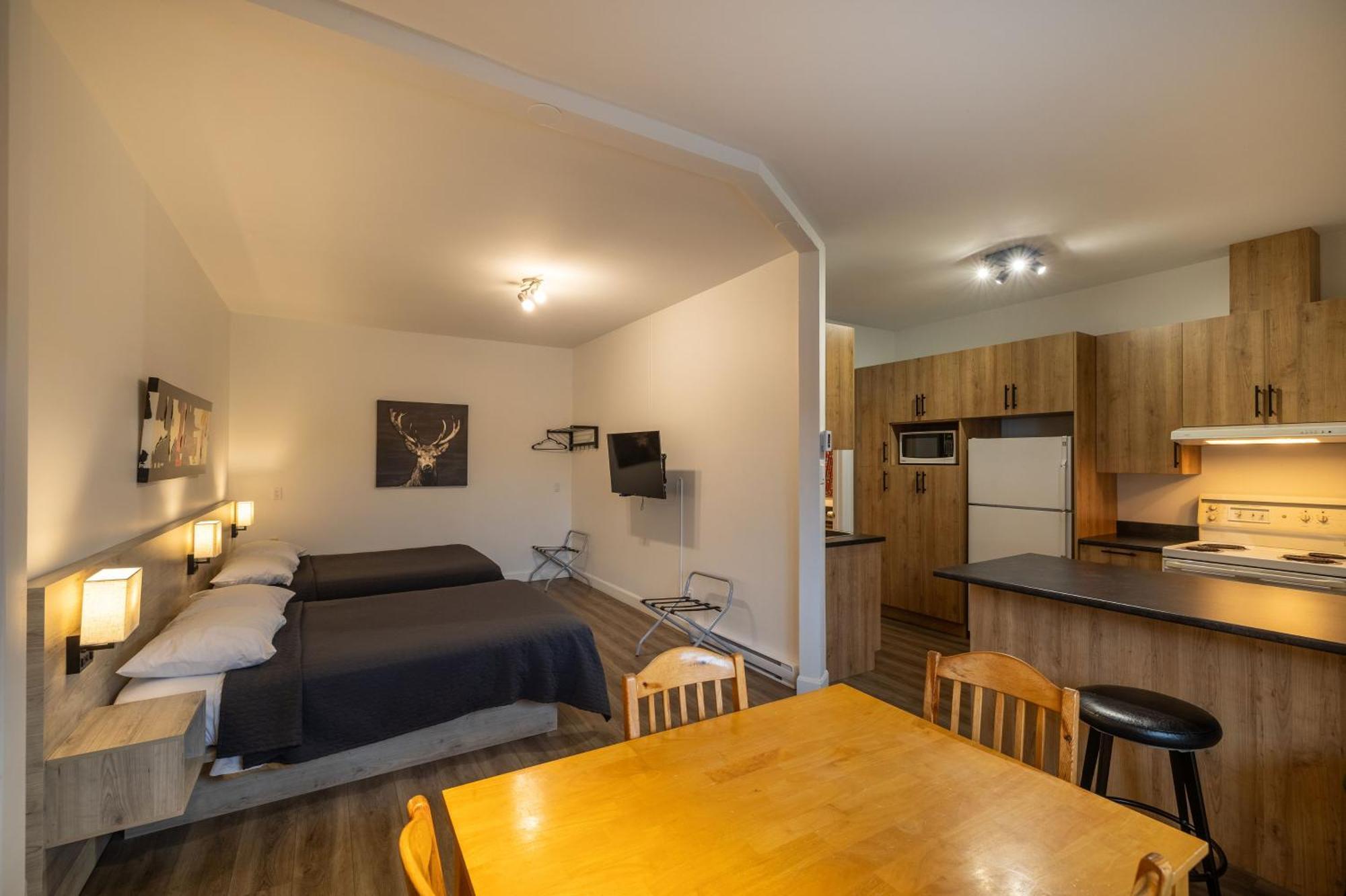 Motel Et Condo Chez Charley Sainte-Anne-de-Beaupré Exteriör bild