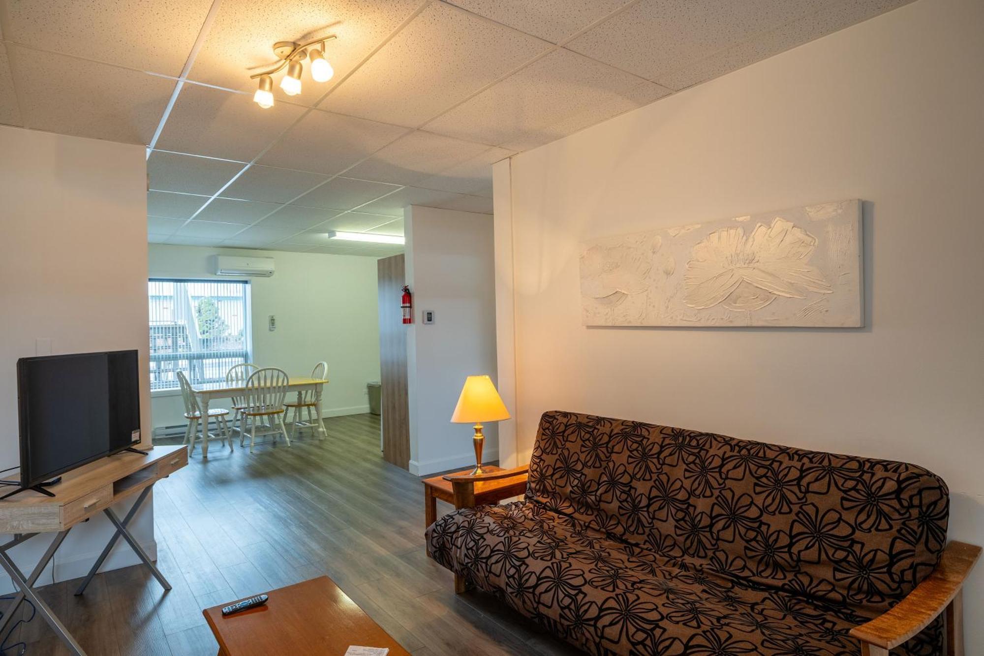 Motel Et Condo Chez Charley Sainte-Anne-de-Beaupré Exteriör bild