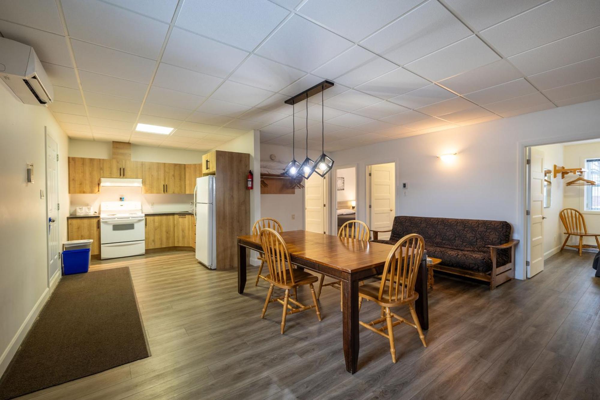 Motel Et Condo Chez Charley Sainte-Anne-de-Beaupré Exteriör bild