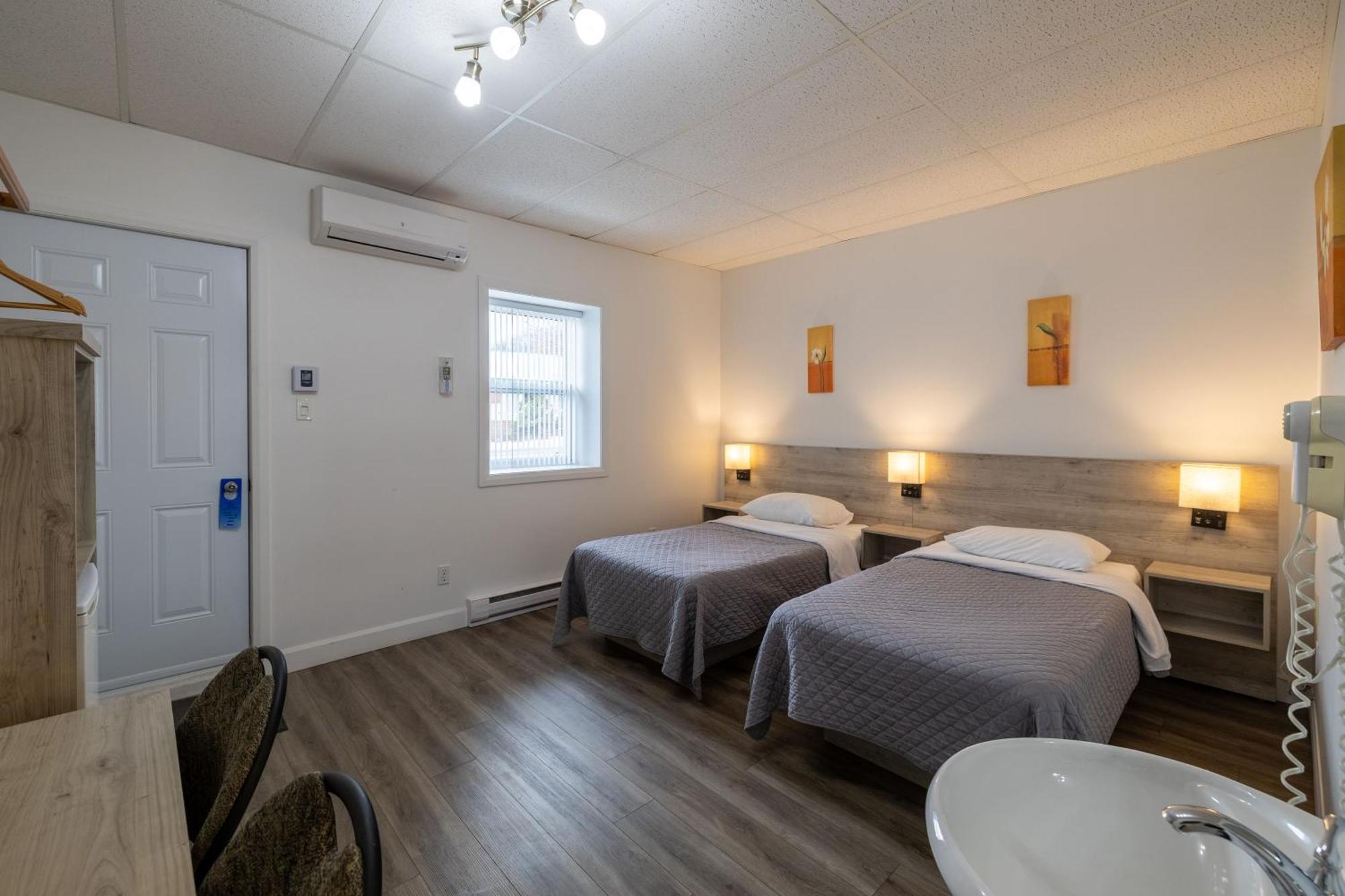 Motel Et Condo Chez Charley Sainte-Anne-de-Beaupré Exteriör bild