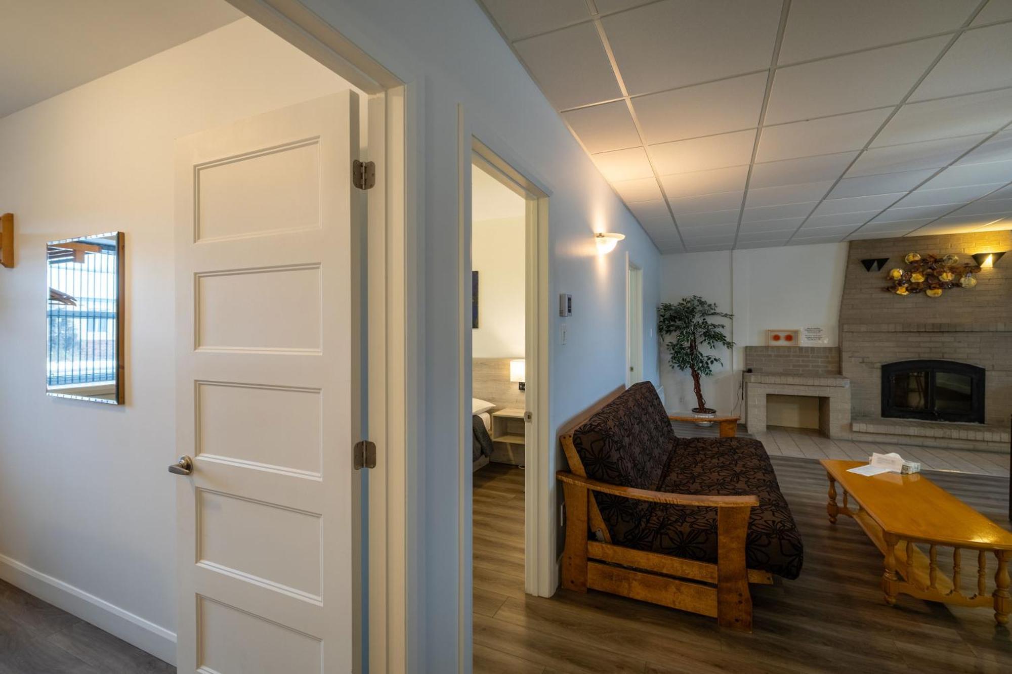 Motel Et Condo Chez Charley Sainte-Anne-de-Beaupré Exteriör bild