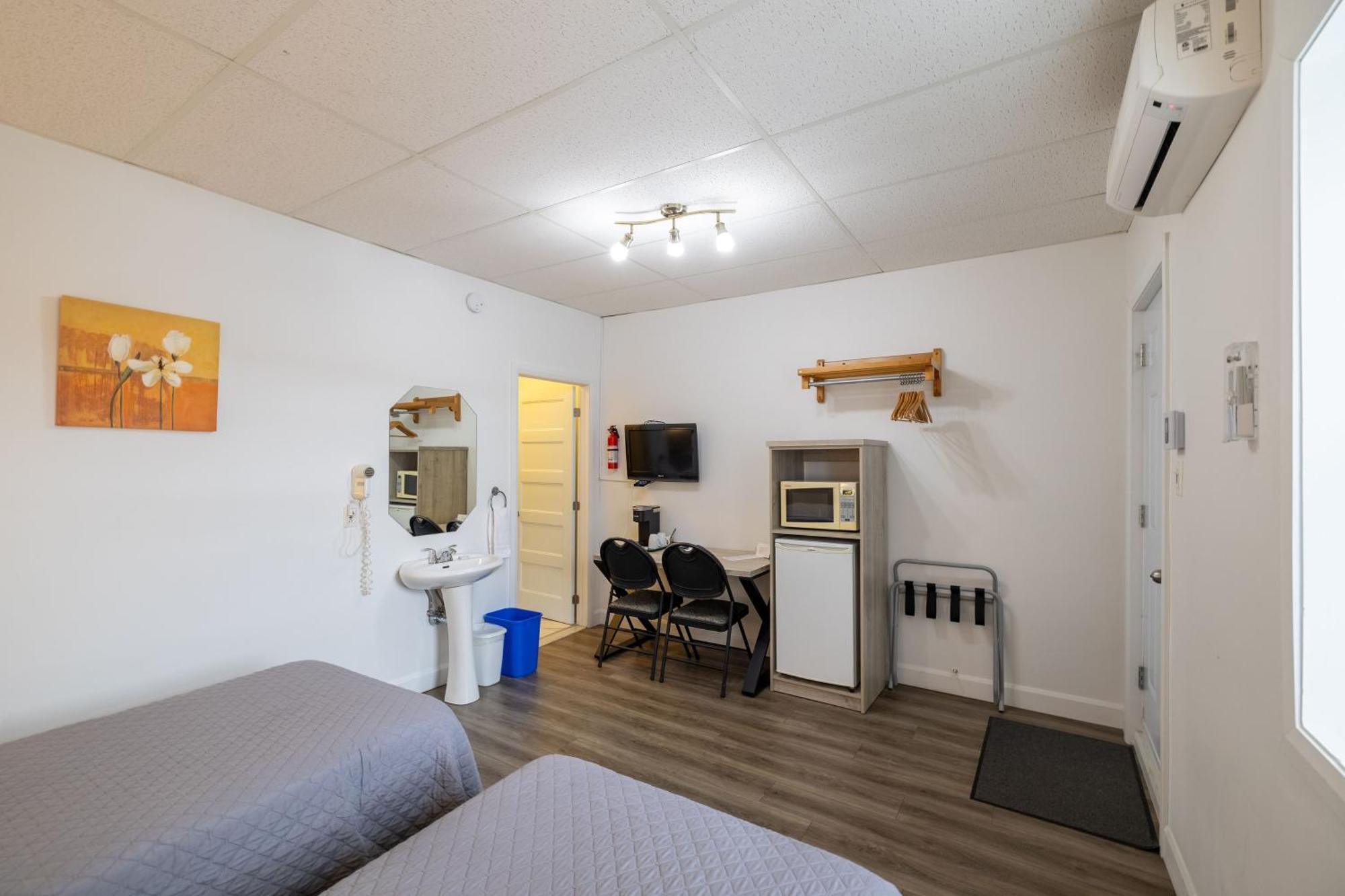Motel Et Condo Chez Charley Sainte-Anne-de-Beaupré Exteriör bild
