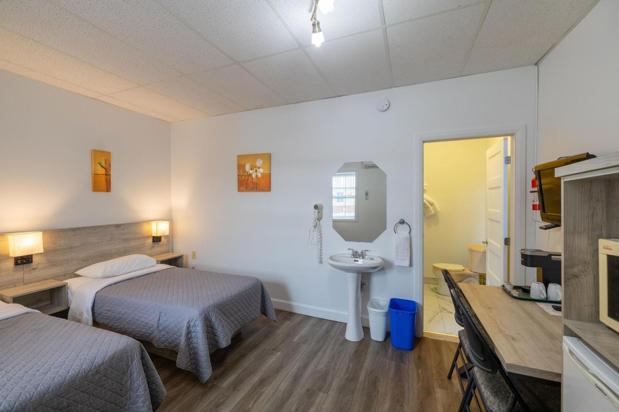 Motel Et Condo Chez Charley Sainte-Anne-de-Beaupré Exteriör bild