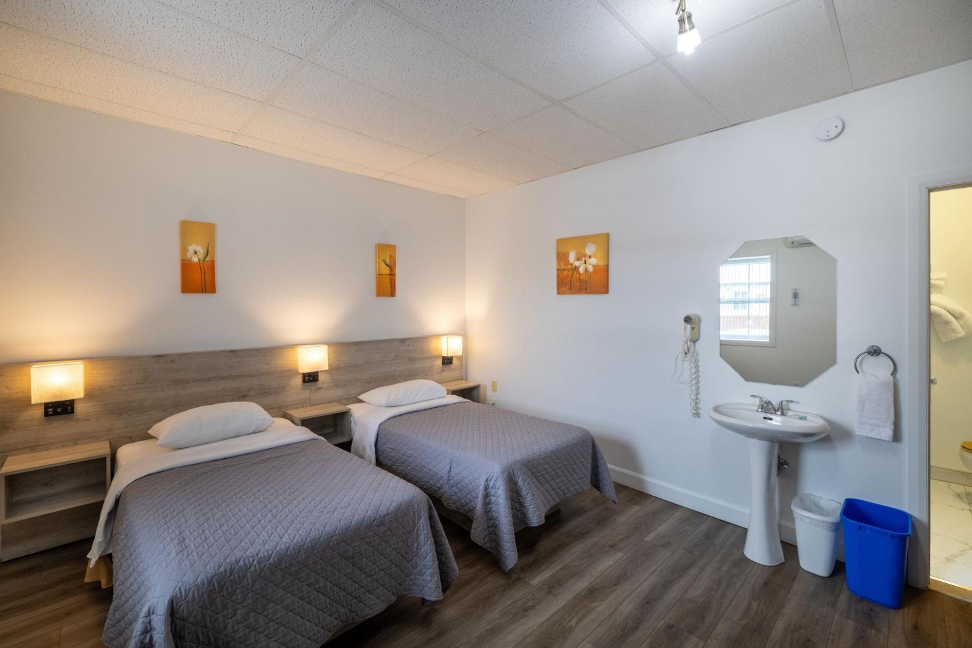 Motel Et Condo Chez Charley Sainte-Anne-de-Beaupré Exteriör bild
