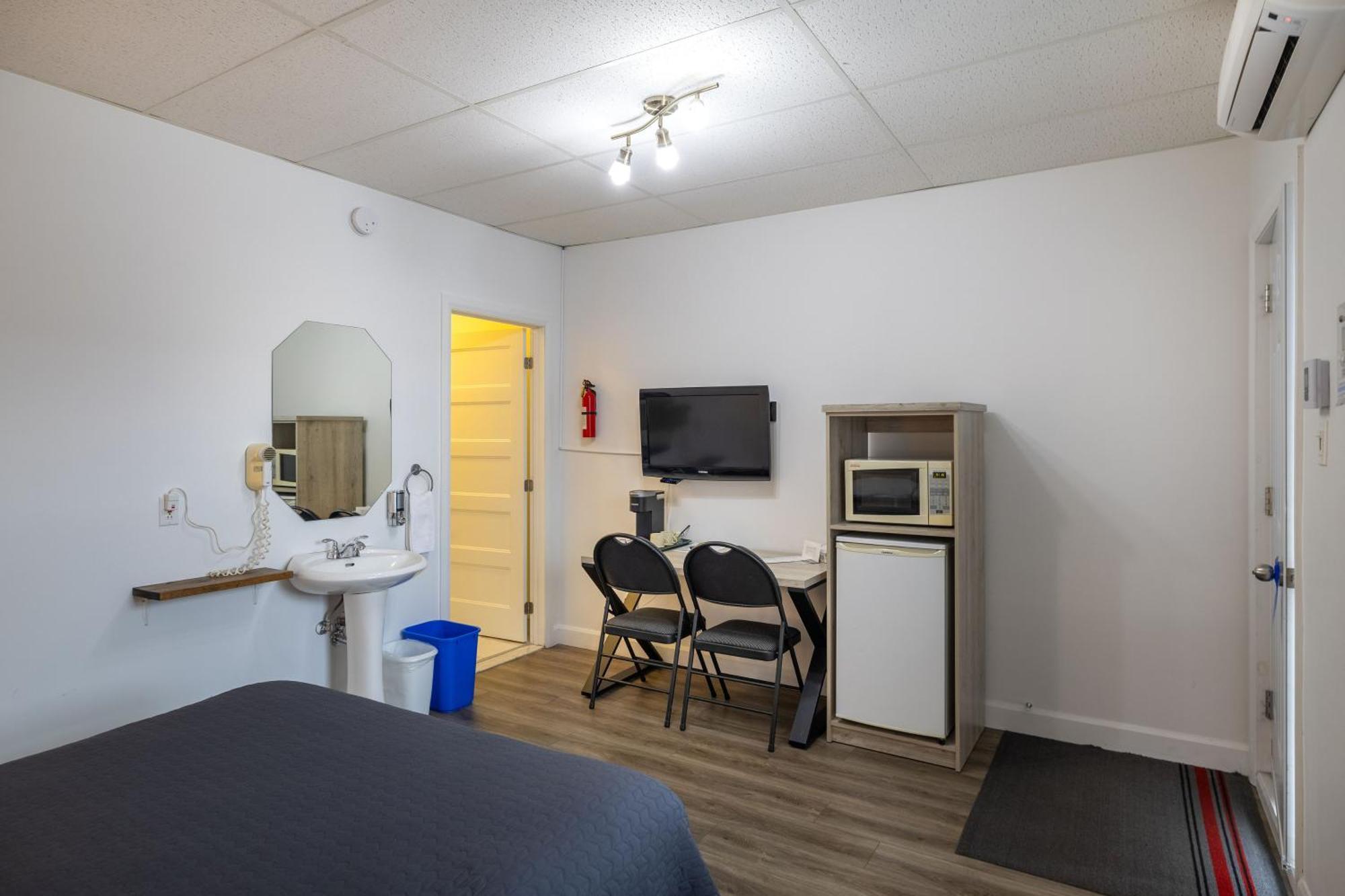 Motel Et Condo Chez Charley Sainte-Anne-de-Beaupré Exteriör bild