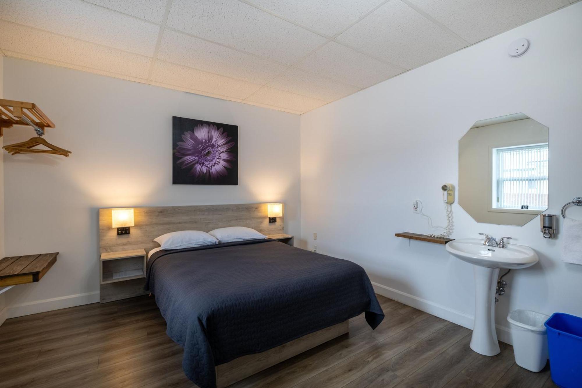Motel Et Condo Chez Charley Sainte-Anne-de-Beaupré Exteriör bild