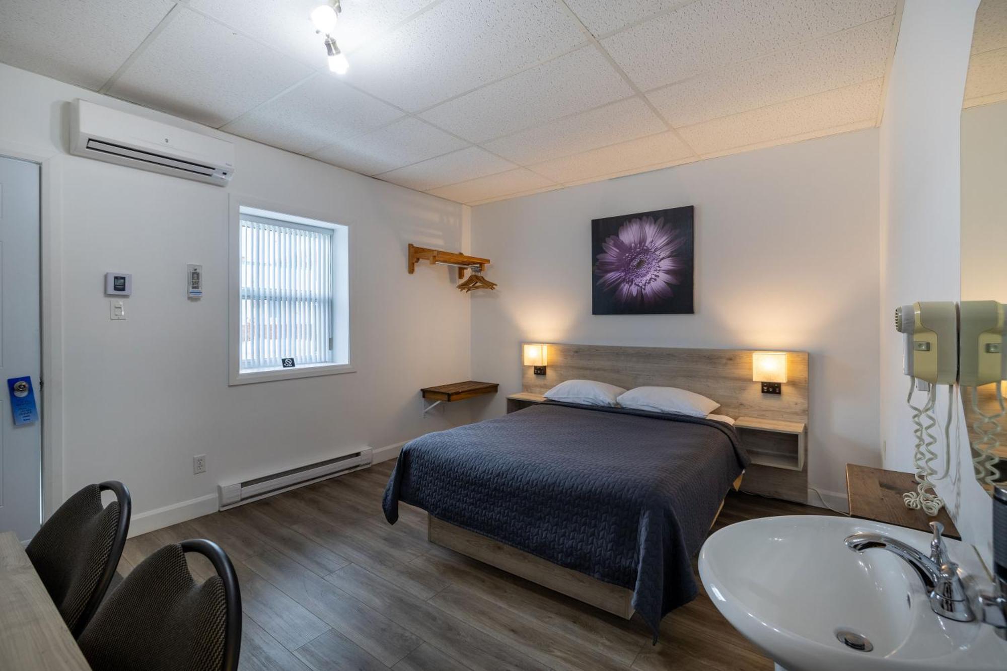Motel Et Condo Chez Charley Sainte-Anne-de-Beaupré Exteriör bild